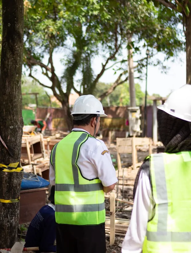 Ouvriers du bâtiment casqués sur un chantier