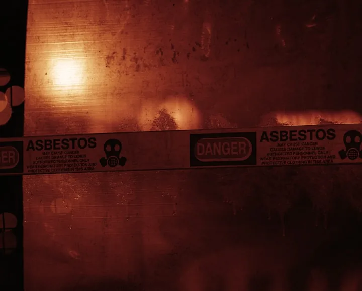 Ruban de signalisation danger amiante sur un chantier confiné