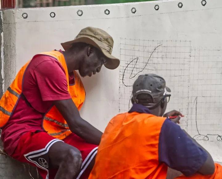 Deux professionnels du bâtiment examinant les plans d'un chantier