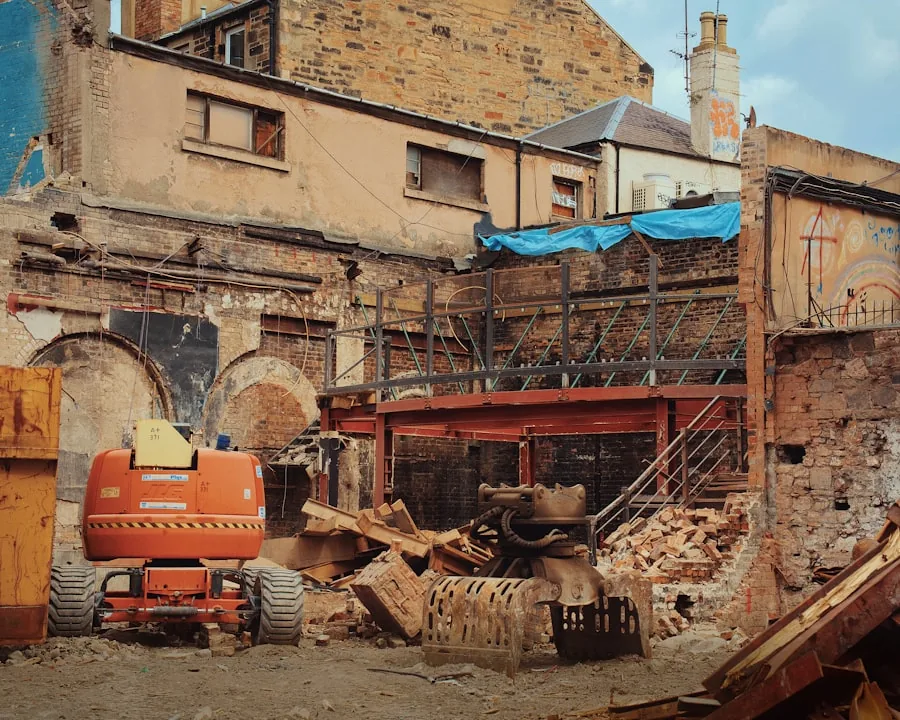Chantier de déconstruction avec pelleteuse et évacuation de débris